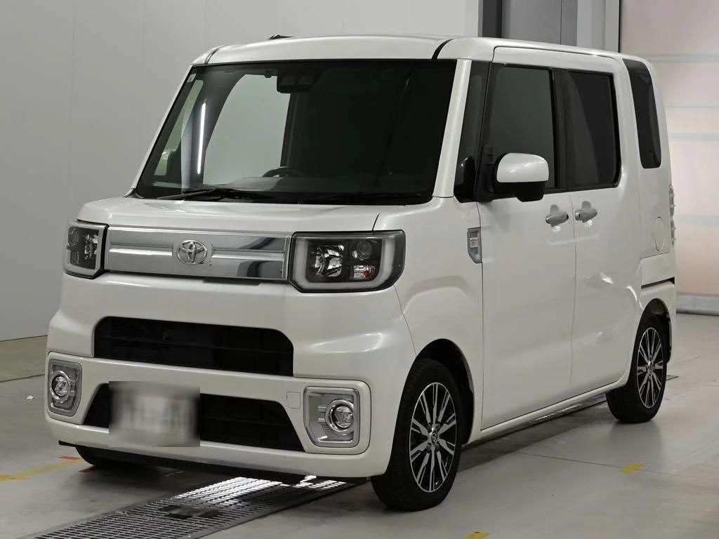 Toyota Pixis Mega LA700A 2019